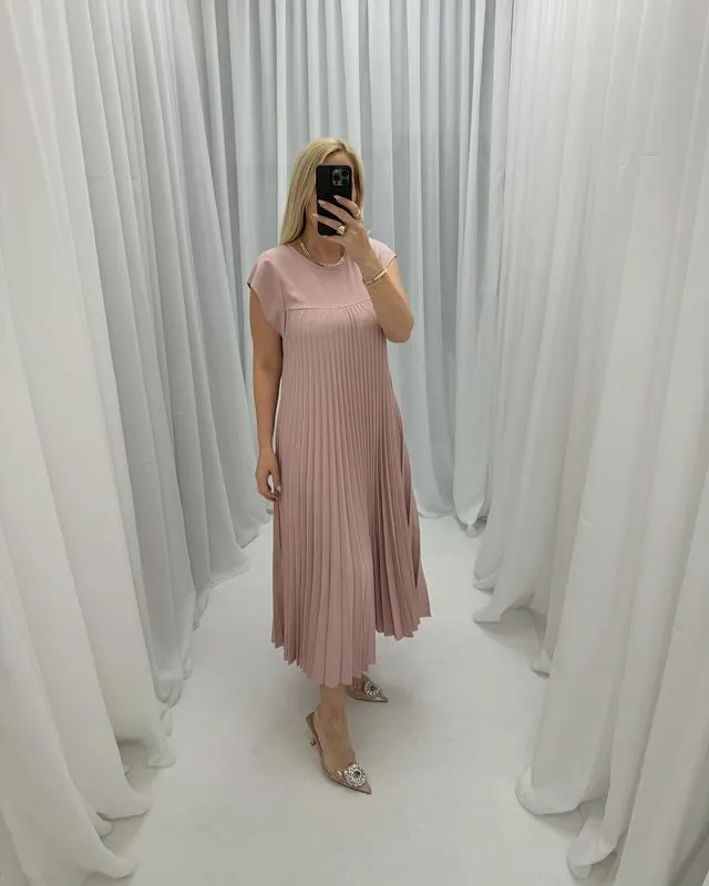 Sleeveless pleated simple solid color dress