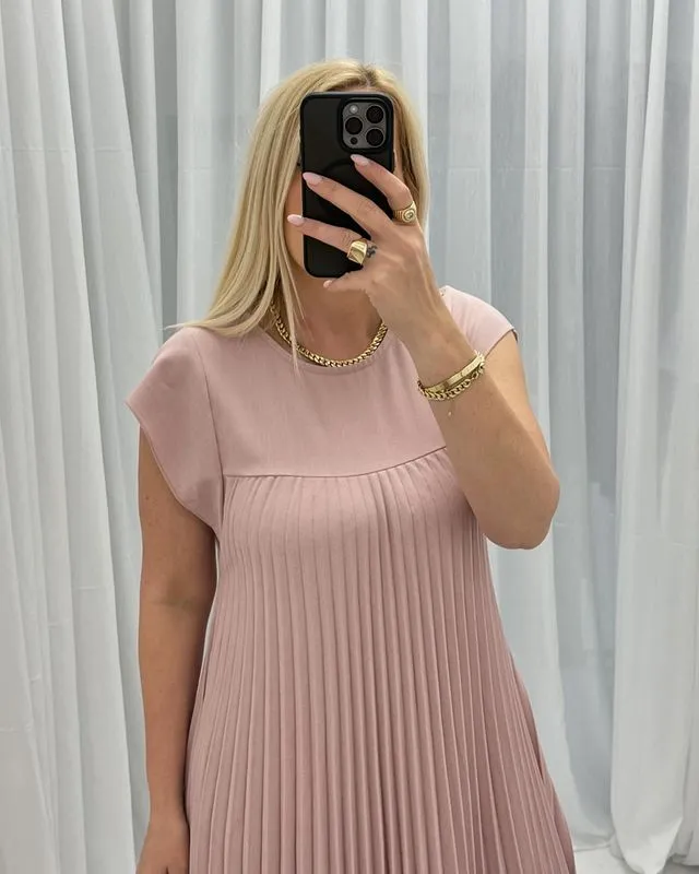 Sleeveless pleated simple solid color dress