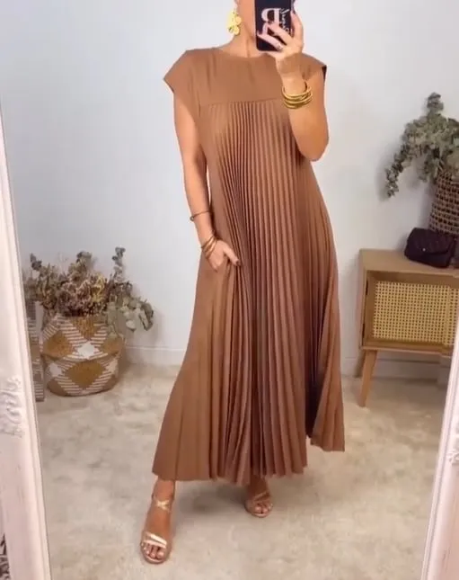 Sleeveless pleated simple solid color dress