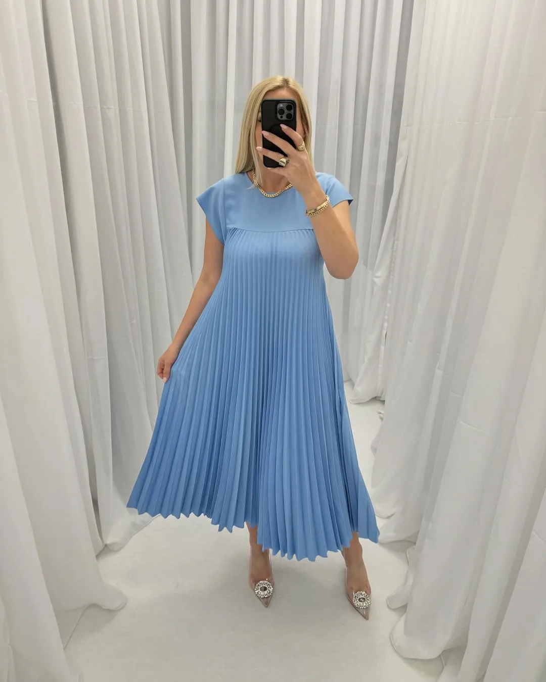 Sleeveless pleated simple solid color dress